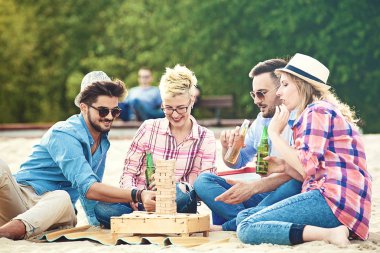 Birlikte eğleniyor ve plaj zevk arkadaş grubu