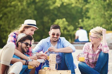 Birlikte eğleniyor ve plaj zevk arkadaş grubu