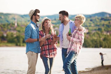 Birlikte eğleniyor ve plaj zevk arkadaş grubu