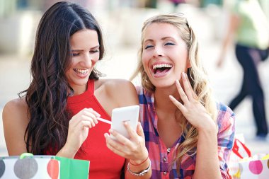 Güzel genç kadın eğlenceli alışveriş.  