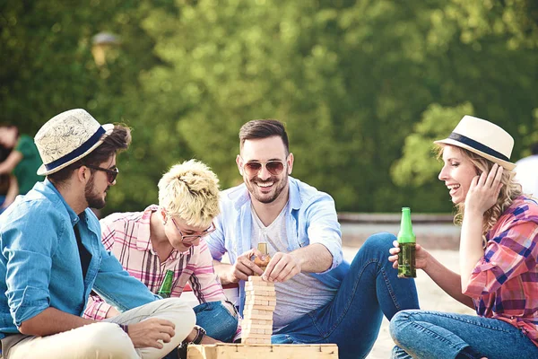 Groep Vrienden Samen Plezier Hebben Genieten Van Het Strand — Stockfoto