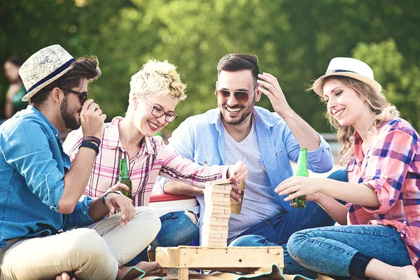 Groep Vrienden Samen Plezier Hebben Genieten Van Het Strand — Stockfoto