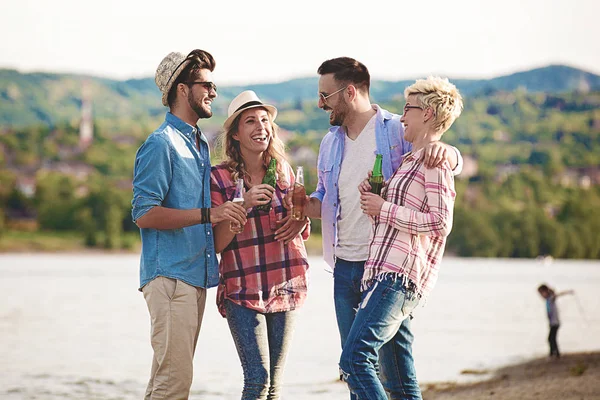 Birlikte eğleniyor ve plaj zevk arkadaş grubu