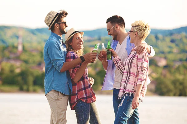 Birlikte eğleniyor ve plaj zevk arkadaş grubu