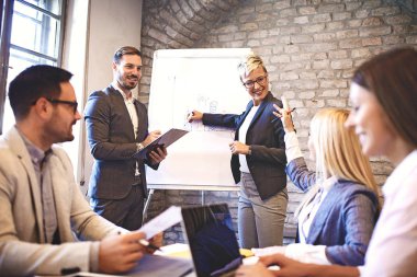 Yaratıcı iş takım projesi üzerinde çalışır. Yaratıcı yönetmen işçilere grafik gösterilen.