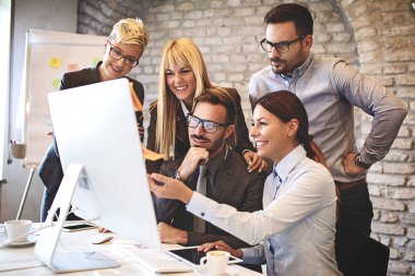 Yaratıcı iş takım projesi üzerinde çalışır. Yaratıcı yönetmen işçilere grafik gösterilen.