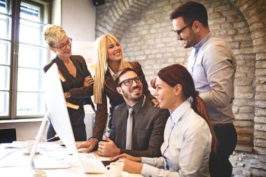 Yaratıcı iş takım projesi üzerinde çalışır. Yaratıcı yönetmen işçilere grafik gösterilen.