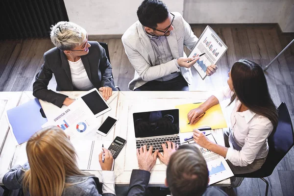 Creative Business Team Working Project Creative Director Showing Chart Workers — Stock Photo, Image