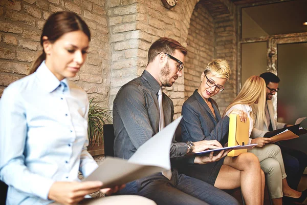 Gruppe Junger Leute Wartet Auf Vorstellungsgespräch — Stockfoto