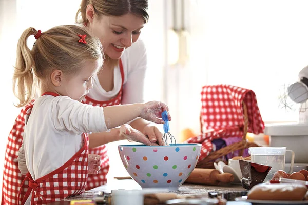 Jonge Moeder Haar Mooie Jaar Oude Dochter Maken Van Deeg — Stockfoto