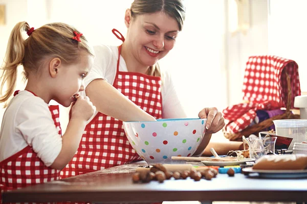 Jonge Moeder Haar Mooie Jaar Oude Dochter Maken Van Deeg — Stockfoto