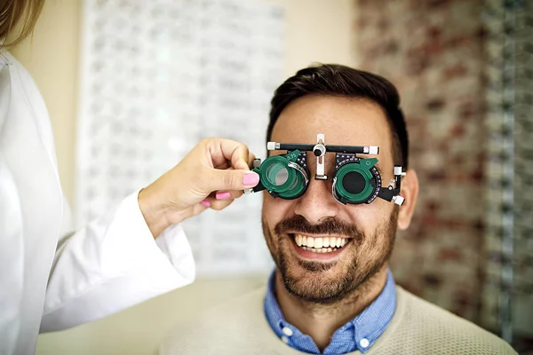 Optik Mağazasındaki Adam Göz Doktoru Muayenesi Yaptırıyor — Stok fotoğraf