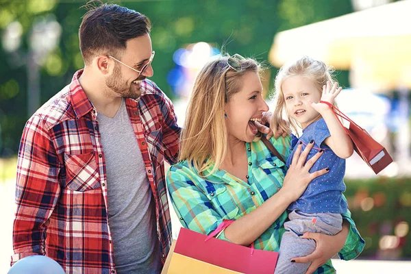 Glückliche Familie Spaziert Mit Einkaufstüten Durch Die Straße — Stockfoto