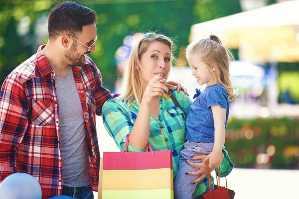 Família Feliz Andando Longo Rua Com Sacos Compras — Fotografia de Stock