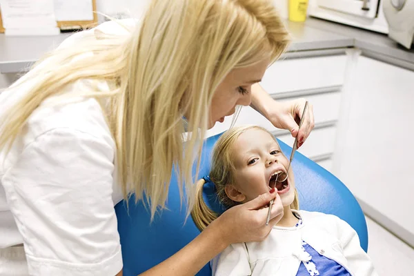 Dentysta Leczenie Ładna Blondynka Dziecko Jego Gabinecie — Zdjęcie stockowe