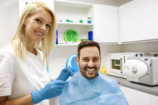 Mujer Dentista Joven Patinet Consultorio Del Dentista — Foto de Stock