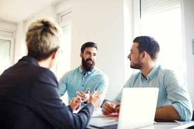 Yaratıcı iş takım projesi üzerinde çalışır. Yaratıcı yönetmen işçilere grafik gösterilen.
