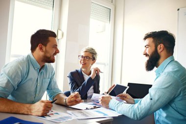 Yaratıcı iş takım projesi üzerinde çalışır. Yaratıcı yönetmen işçilere grafik gösterilen.