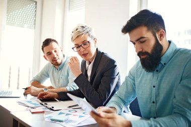 Yaratıcı iş takım projesi üzerinde çalışır. Yaratıcı yönetmen işçilere grafik gösterilen.