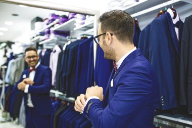 Giyim mağaza yakışıklı genç adam portresi.