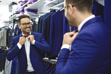 Giyim mağaza yakışıklı genç adam portresi.