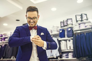 Giyim mağaza yakışıklı genç adam portresi.