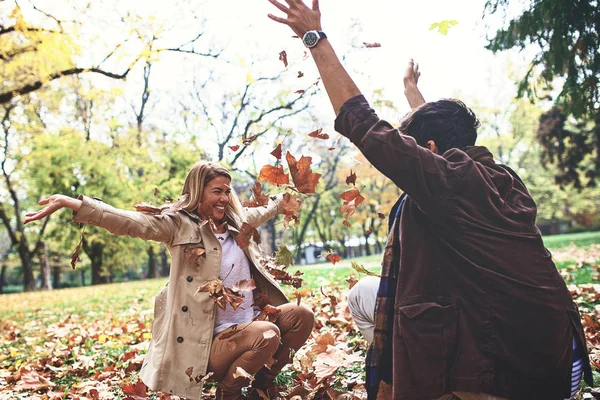 Pareja Joven Está Disfrutando Otoño Parque — Foto de Stock