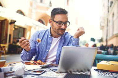 Kahvaltı ve onun işi Cafe iş adamı.