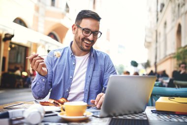 Kahvaltı ve onun işi Cafe iş adamı.