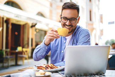 Kahvaltı ve onun işi Cafe iş adamı.