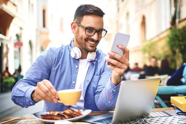 Kahvaltı ve onun işi Cafe iş adamı.