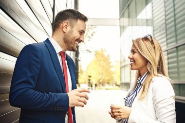 Genç iş adamları şirket bina ve yeni proje hakkında tartışmaya önünde rahatlatıcı.