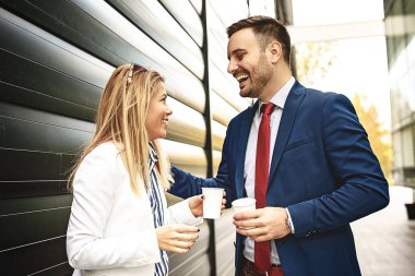 Genç iş adamları şirket bina ve yeni proje hakkında tartışmaya önünde rahatlatıcı.