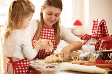 Mutlu aile erken kek pişirme zevk. 