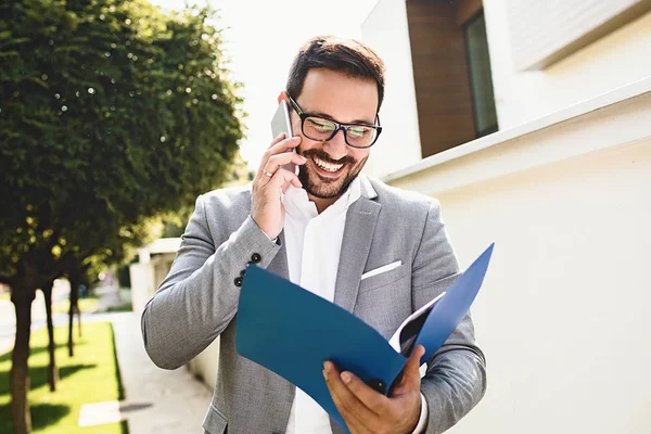 Junger Lächelnder Geschäftsmann Telefoniert Draußen — Stockfoto