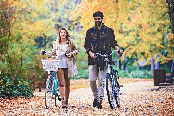 Joven Pareja Sonriente Disfrutando Caída Parque — Foto de Stock