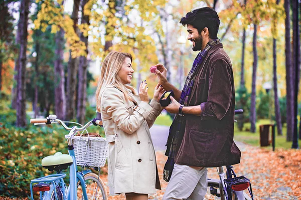 Joven Pareja Sonriente Disfrutando Caída Parque — Foto de Stock