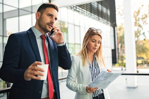 Jovens Empresários Estão Relaxando Frente Prédio Empresa Discutindo Sobre Novo — Fotografia de Stock