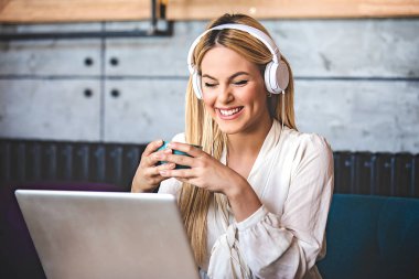 Sarışın kadının kafede onun serbest iş yapması.