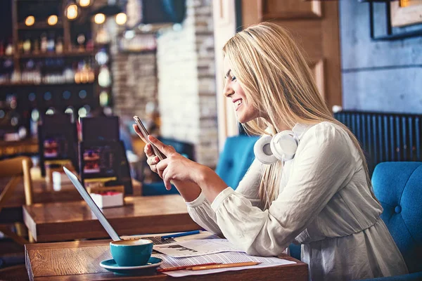 Mujer Rubia Haciendo Trabajo Independiente Cafetería —  Fotos de Stock