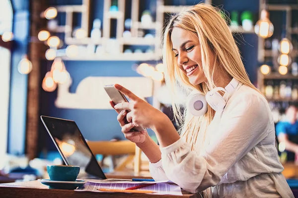 Mujer Rubia Haciendo Trabajo Independiente Cafetería —  Fotos de Stock