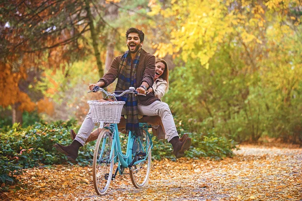 Young Smiling Couple Enjoying Fall Park — Stock Photo, Image