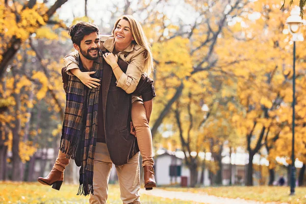 Jovem Casal Sorrindo Desfrutando Queda Parque — Fotografia de Stock