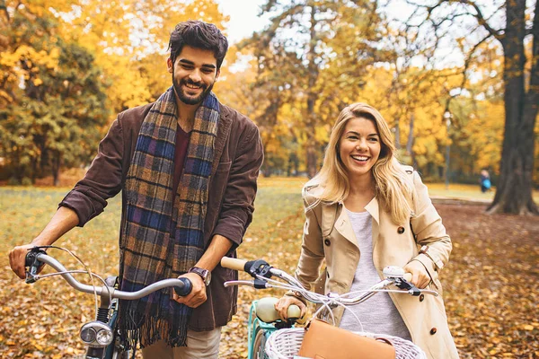 Joven Pareja Sonriente Disfrutando Caída Parque — Foto de Stock