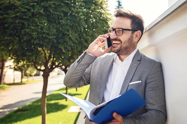 Jungunternehmer Mit Handy Vor Firmengebäude — Stockfoto