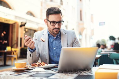 Genç işadamı kafede serbest işini yaparken.