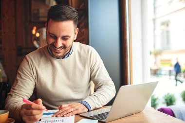 Genç işadamı kafede serbest işini yaparken.