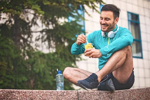 Νεαρός Αθλητής Άνθρωπος Τρώει Φρούτα Μετά Την Άσκηση — Φωτογραφία Αρχείου