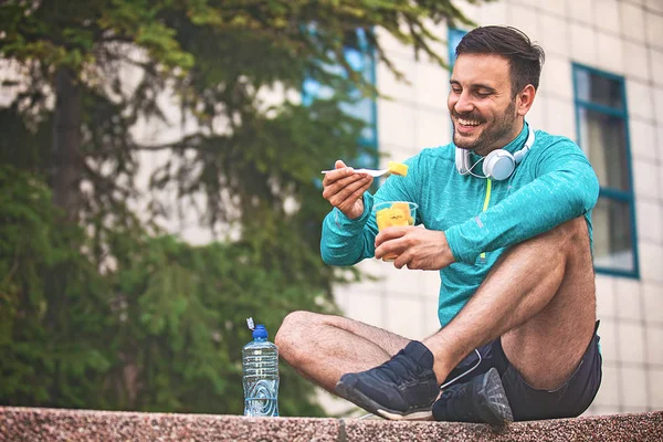 Egzersiz Sonra Genç Sporcu Adam Yeme Meyve — Stok fotoğraf