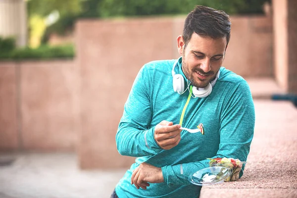 Yakışıklı Delikanlı Sebze Salatası Koşu Sonra Keyif Alıyor — Stok fotoğraf